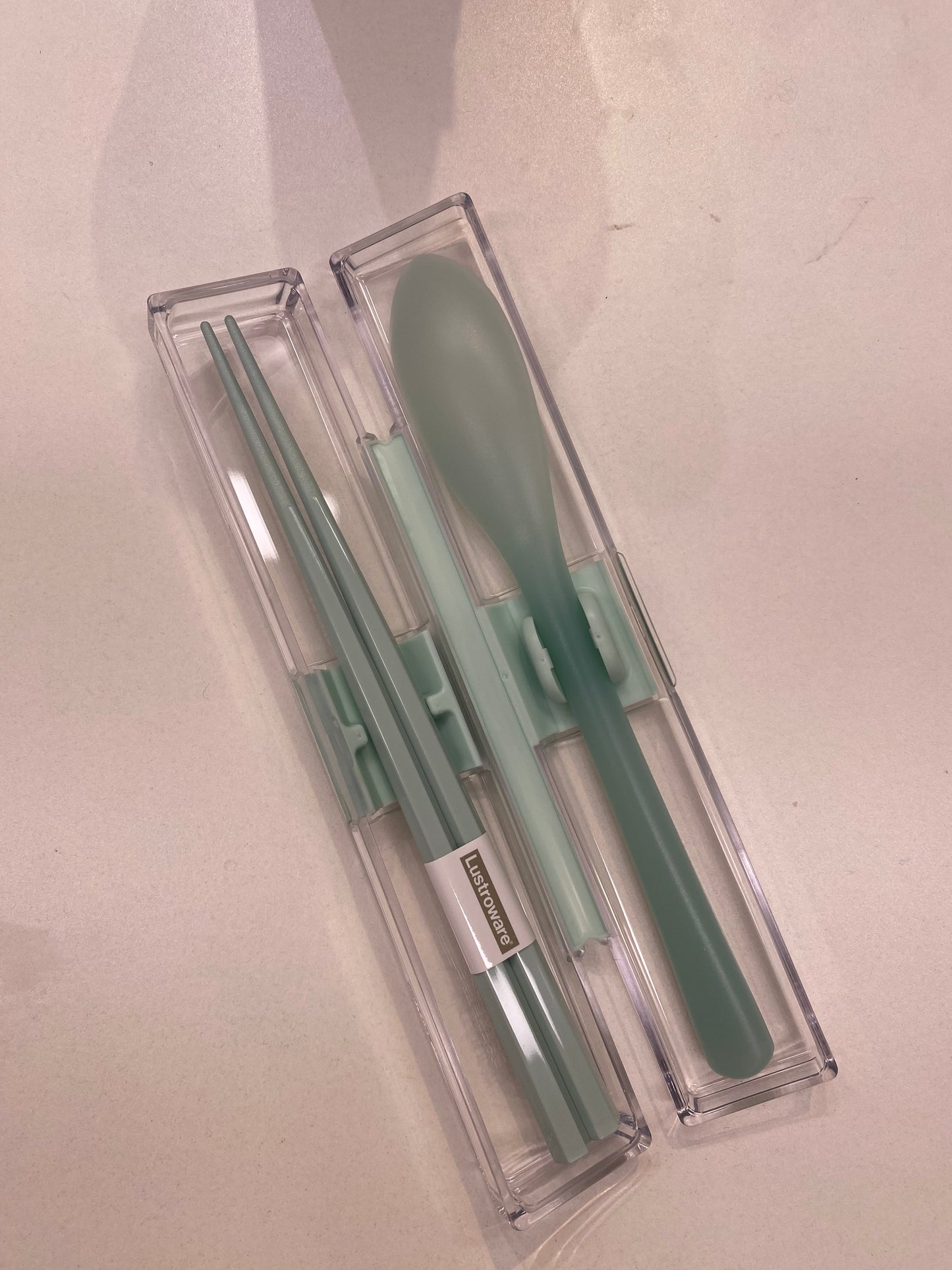 Simple, lightweight and easy-to-carry tableware